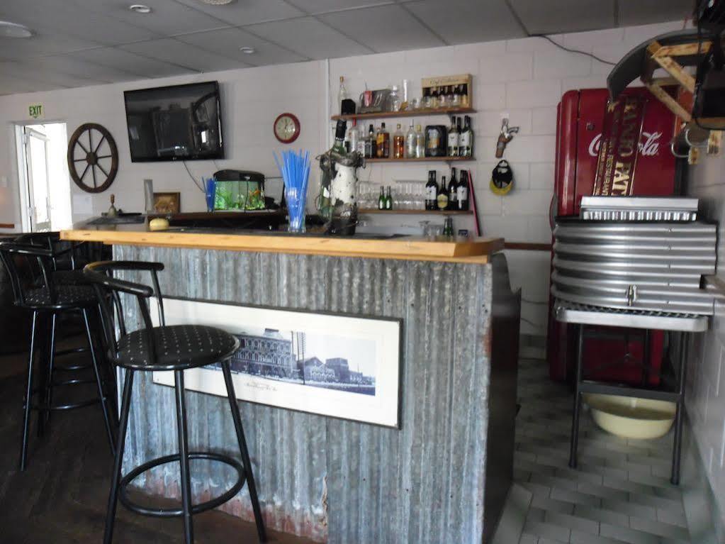 Banjo Paterson Motor Inn Таунсвилл Экстерьер фото