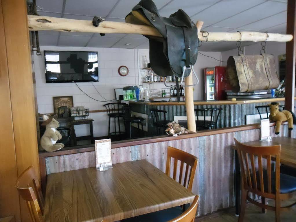 Banjo Paterson Motor Inn Таунсвилл Экстерьер фото