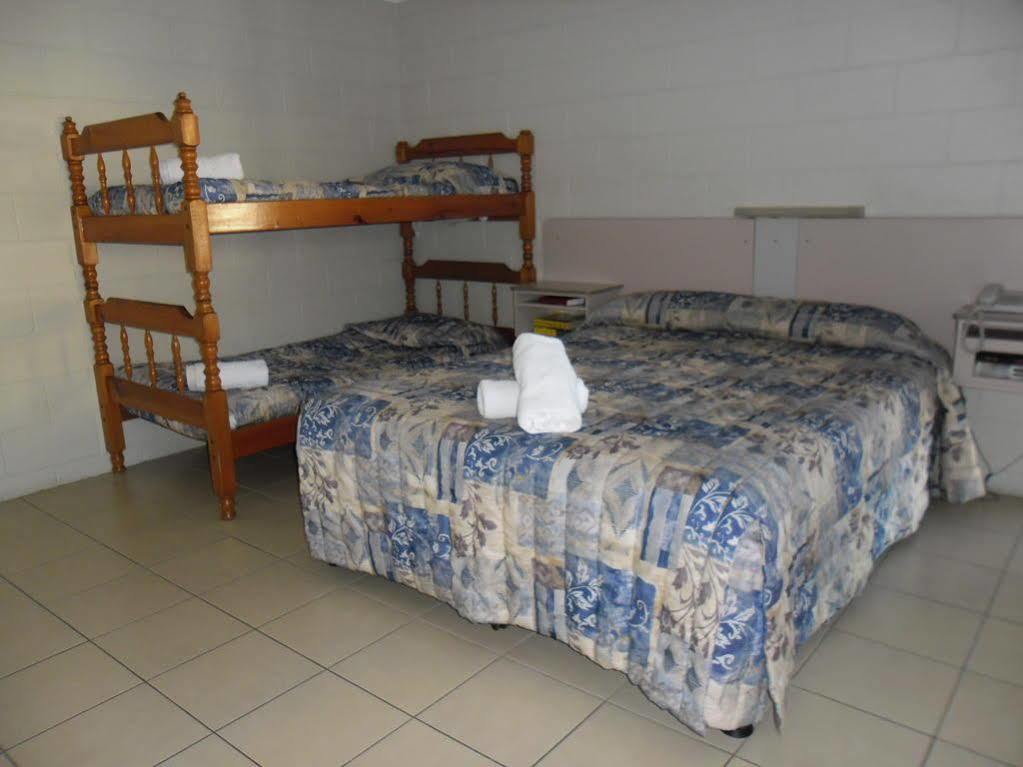 Banjo Paterson Motor Inn Таунсвилл Экстерьер фото