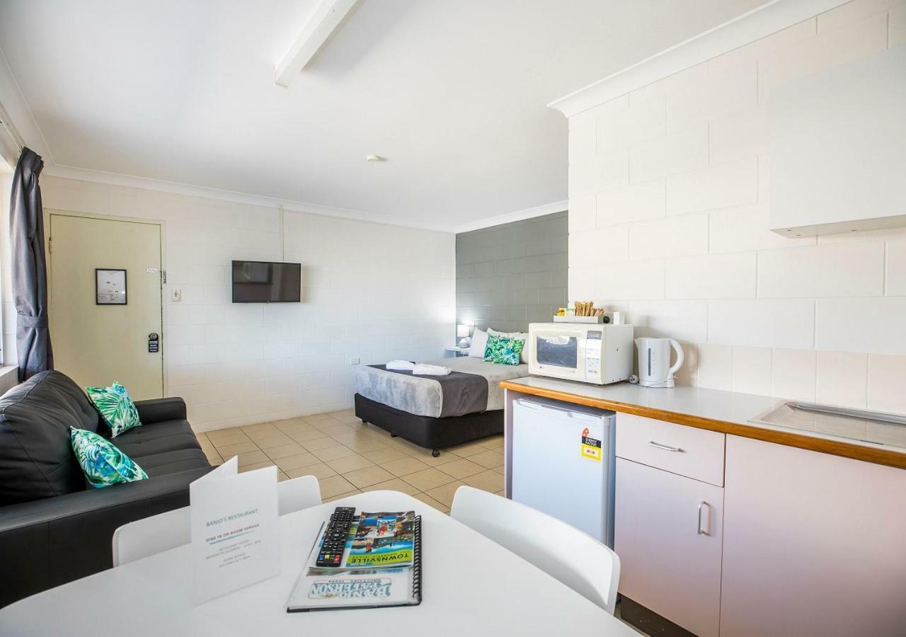Banjo Paterson Motor Inn Таунсвилл Экстерьер фото